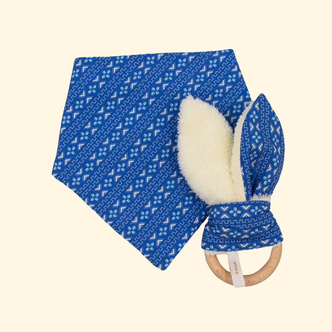Coffret cadeau de naissance ADEOLA - Bavoir et hochet en coton bio Bleu - Made in France - Cadeau de naissance